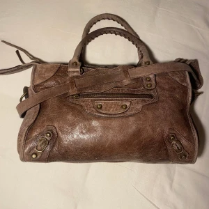 Balenciaga City  - Hej! Säljer min balenciaga i modellen City färg brun. I använt skick med en del slitage (skriv för bilder). Köpt från vestiaire som äkthetskontrollerar och garanterar alla sina väskor. Säljer för 4000 pga slitage. 