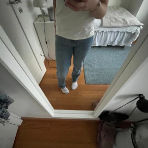 Gina jeans - Jätte fina Gina jeans som Tyvör inte används. ÄLSKAR DOM och men tyvär tycker jag inte dom passar jätte bra på mig. Är Low waist o straight legs och är använda få gånger.