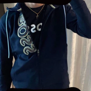 Boss kofta - Helt ny kofta, god skick. Nypris: 1750kr, mitt pris: 900. Priset kan diskuteras vid snabb affär.