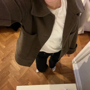 Mörkbrun kort kappa - Säljer denna fina kappa. Den är sparsamt använd och i fint skick. Perfekt nu till vintern! Den är i storlek S men sitter lite oversized. Kan gå ner i pris vid snabb affär! 🤎🤎🤎