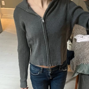 Stickad zip-up hoodie - Säljer denna stickade zip-up hoodie som liknar den från soft goat! 💘💘Den är från brandy melville (john galt)💕. Den passar perfekt över en t-shirt och är i One Size men passar alla mellan xs-m ☺️ den har inga defekter eller hål! 💓