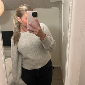 Stickad tröja  - Säljer denna fina stickade tröja då den börjat bli för liten, skicket är fortfarande väldigt bra