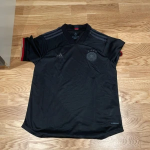 Tyskland Adidas borta tröja - En somrig Tyskland tröja köpt i själva Adidas butiken. Storlek 12-14 men passar xs och s.