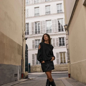 Zara stickad tröja - Säljer denna sjukt coola helt slut sålda tröja för 300 kr. Nypris är 399 kr och den är helt oanvänd, lappen är kvar. Fick den i Julklapp men har aldrig använst den, säljer pga av inte riktigt min stil. 🥰 Möts runt stockholm eller skickar jag.