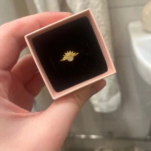 Pandora ring - Säljer min fina Pandora ring. Då jag råka beställa en sol och en måne 🙈  Använd 2 gånger, så den är i nyskick!  Storlek 54 💓  Nypris är 799 kr  Mitt pris är: 550 kr 💓pris kan eventuellt diskuteras vid väldigt snabb affär 