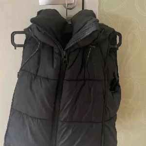 Väst - Svart Zara väst, som jag köpte förra hösten men har ej används nu på senaste. Bra material💘 Liten sminkfläck vid kragen men annars är den nästan som ny! Säljer för 90😁