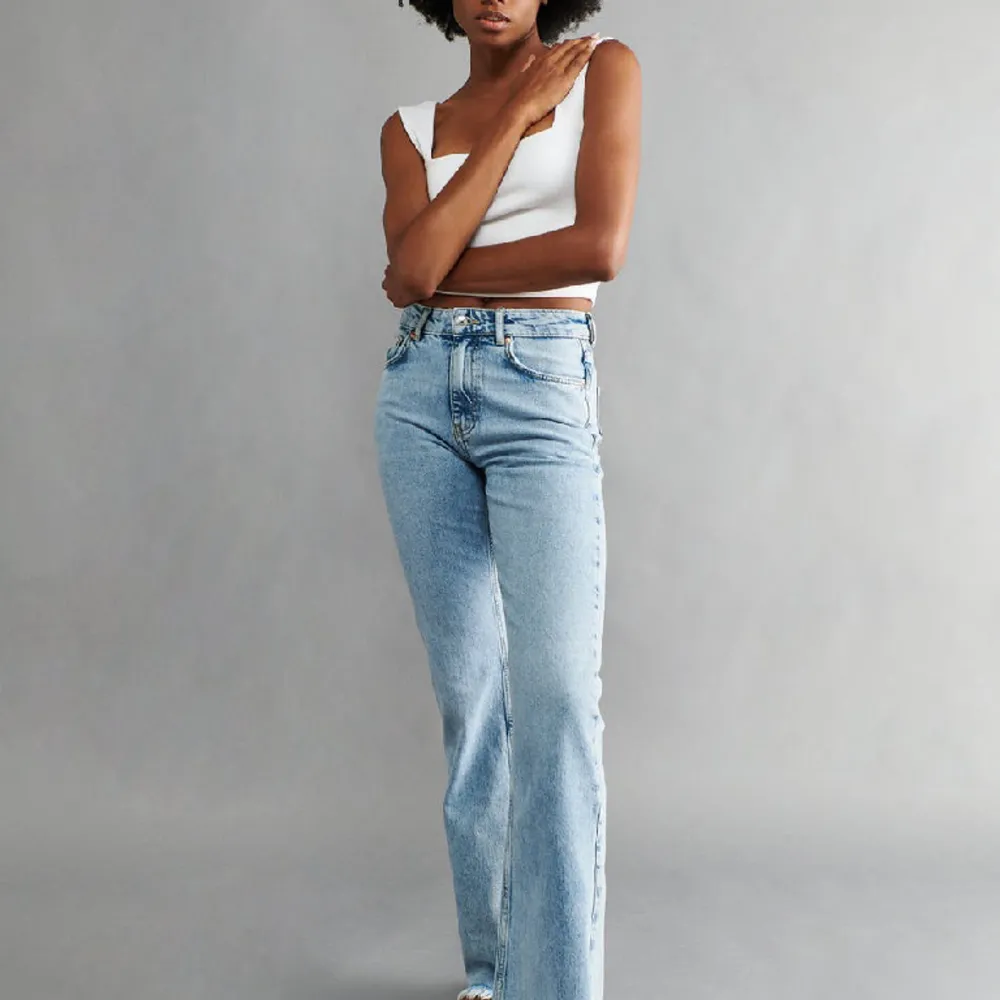 Säljer mina full lenght flare jeans som är mid waist i ljusblå från Gina som är slutsålda, jag har storlek 36 och är 176. Säljer på grund av att jag inte använder dom längre. Fint skick. . Jeans & Byxor.