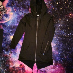 Zip hoodie från Urban Classics  - Svart hoodie med dragkedja både fram och på ärmarna. Även ett snöre i "baken" på den så man kan dra åt nertill. 