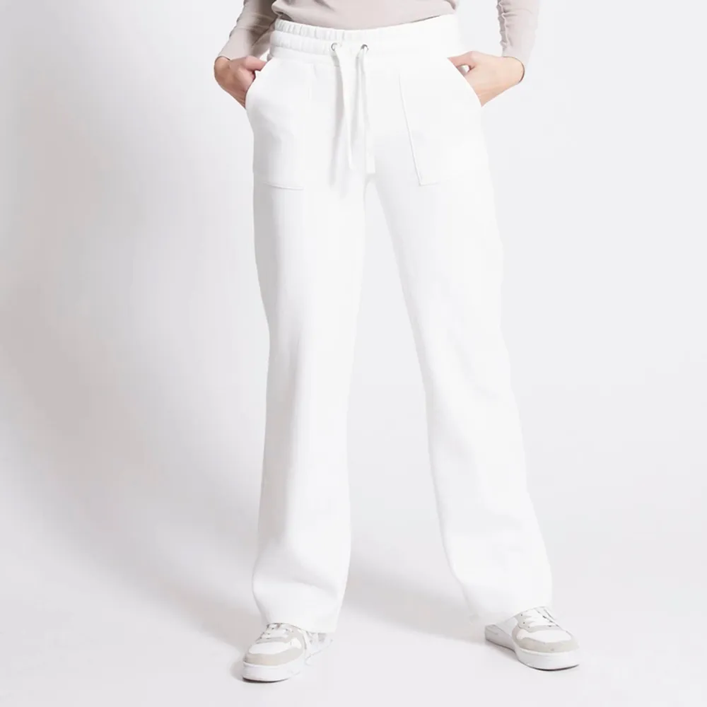 Vita mjukisbyxor med fickor i bak, väldigt sköna och snygga.. Jeans & Byxor.