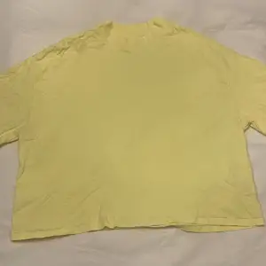 Ljus gul tröja. Jag skulle personligen säga att den är oversized. Snygg krage skulle säga att det är en pollo tröja. Knappt andvänd. Kan skicka bild på pass form på begäran! 💕💕  Storlek: L  Märke: Monki Material: 100% Bomull 