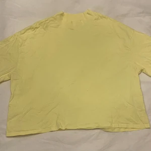 Gul Oversized T-shirt  - Ljus gul tröja. Jag skulle personligen säga att den är oversized. Snygg krage skulle säga att det är en pollo tröja. Knappt andvänd. Kan skicka bild på pass form på begäran! 💕💕  Storlek: L  Märke: Monki Material: 100% Bomull 