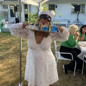 Studentklänning - Säljer nu min studentklänning! Köpt på Gina tricot men finns inte längre! Köpte för 600kr och säljer för 350kr! Endast använd 1 gång:)🫶🏼 skicka för fler bilder !! 