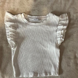 t-shirt  - Vit ganska kort volang t-shirt jätte gullig och fin!💗