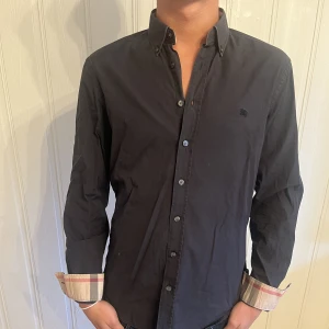 Burberry skjorta - Säljer min sjukt feta trendiga burberry skjorta då jag aldrig använder den, köptes på nk, jag har kvittot, hör av dig vid fundering