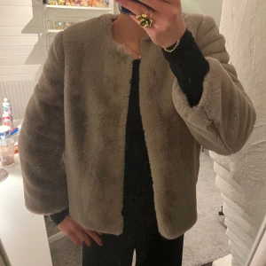 Pälsjacka  - Pälsjacka i jättebra skick, som ny!