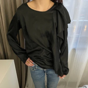 Svart blus  - Jättefin svart blus med volang❤️ Hör av er vid frågor! Pris kan diskuteras❤️