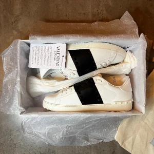 Valentinos med spikar - Storlek 42, helt nya. Kan slicks flera bilder ifall set behövs. 