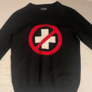 Places + Faces sweater - Places and faces tröja med klassiska logan.  Har med tiden blivit nopprig.  Storlek M // passar s/xs