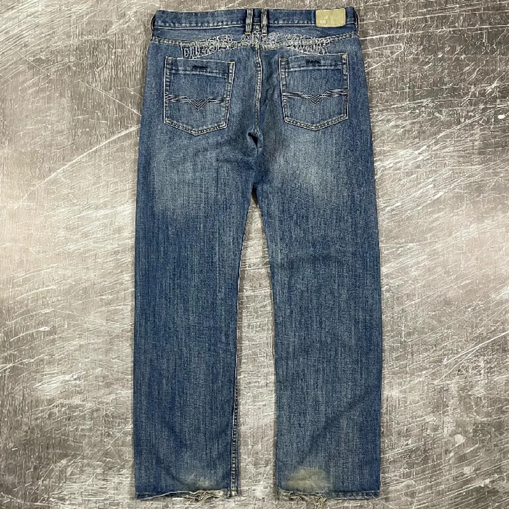 Fadade diesel jeans med broderi på baksidan storlek 36 i midja passar true to size. Jeans & Byxor.