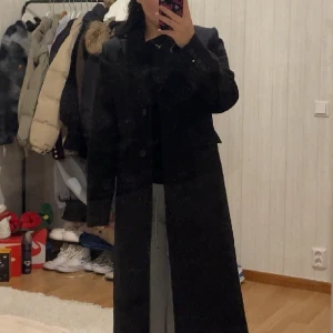 Kappa H&M - Hej säljer denna kappa från h&m då den inte kommer till användning. Har aldrig använt den då jag vill ha en kappa med bälte. Skriv för frågor. Köpt för 699kr säljer för 300kr