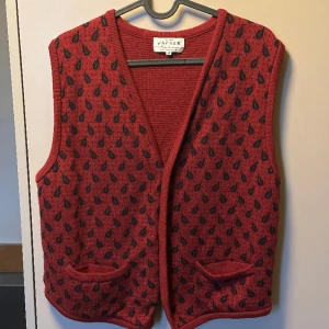 Vintage väst - Superhärlig väst med fint mönster på framsidan!🌟Säljs då den inte kommer till användning. Köparen står för frakten!🤠📦