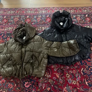 Vinterjackor från hm xs/s - Säljer mina vinterjackor från hm som är nästintill oanvända, det är stl XS/S men passar en M. Dom är rymliga i stl. Båda jackorna säljs för 700kr ihop.