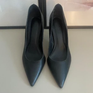 Pumps från COS - Svarta pumps från cos stl 38. 
