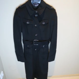 Burberry Prorsum cashmere/ull kappa - Otroligt fin kappa i cashmere och ull. Svart. Väldigt elegant på!  Inköp i London 2008. Knappt använd och i nyskick.  Burrberry Prorsum vilket är premium av Burberry, catwalk.   Passar small-medium