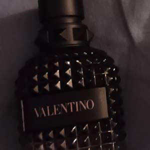Valentino born in roma intense 50ml ca 40ml kvar, kryddig och ganska tung doft med noter som: vanilj och lavender, perfekt till vitern, pris kan diskuteras vid snabb affär 