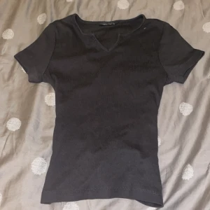 Mörk grå urringad t-shirt - En jätte fin T-shirt, i färgen mörk grå, bra kvalite, en liten urringning💘