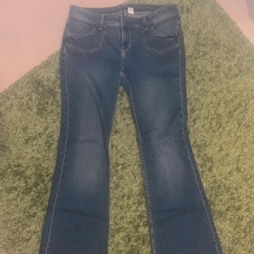 Bootcut jeans endast använda 1 gång 🥰. Jeans & Byxor.