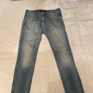 Replay jeans - Väldigt bra skick, man ser knappt att dom är använda. Säljer pågrund av för korta på mig, är 191cm och dom passar nog runt dom som är 180-188 beroende på hur man vill att dom sitter på. Nypris runt 1500, pris kan diskuteras.