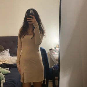 En beige klänning  - En basic beige klännig