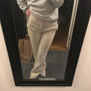 lågmdijade beige kostymbyxor  - säljer dessa kostymbyxor som är både insydda en bit i midjan och även uppsydda i längden så de passar mig som är 162cm🧡 köpta för 499, säljer för 250
