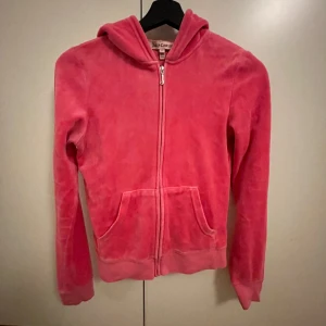 Rosa juicy tröja - Rosa tröja från Juicy Couture. Strl S men skulle säga att den passar xs också. Några pärlor på baksidan har ramlat av💕