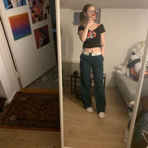 Dickies kostymbyxor  - Dickies kostymbyxor i storlek 30x32. Färgen är mörkgrön men svårt att se på bild. Nypris runt 700kr, säljer för 350kr