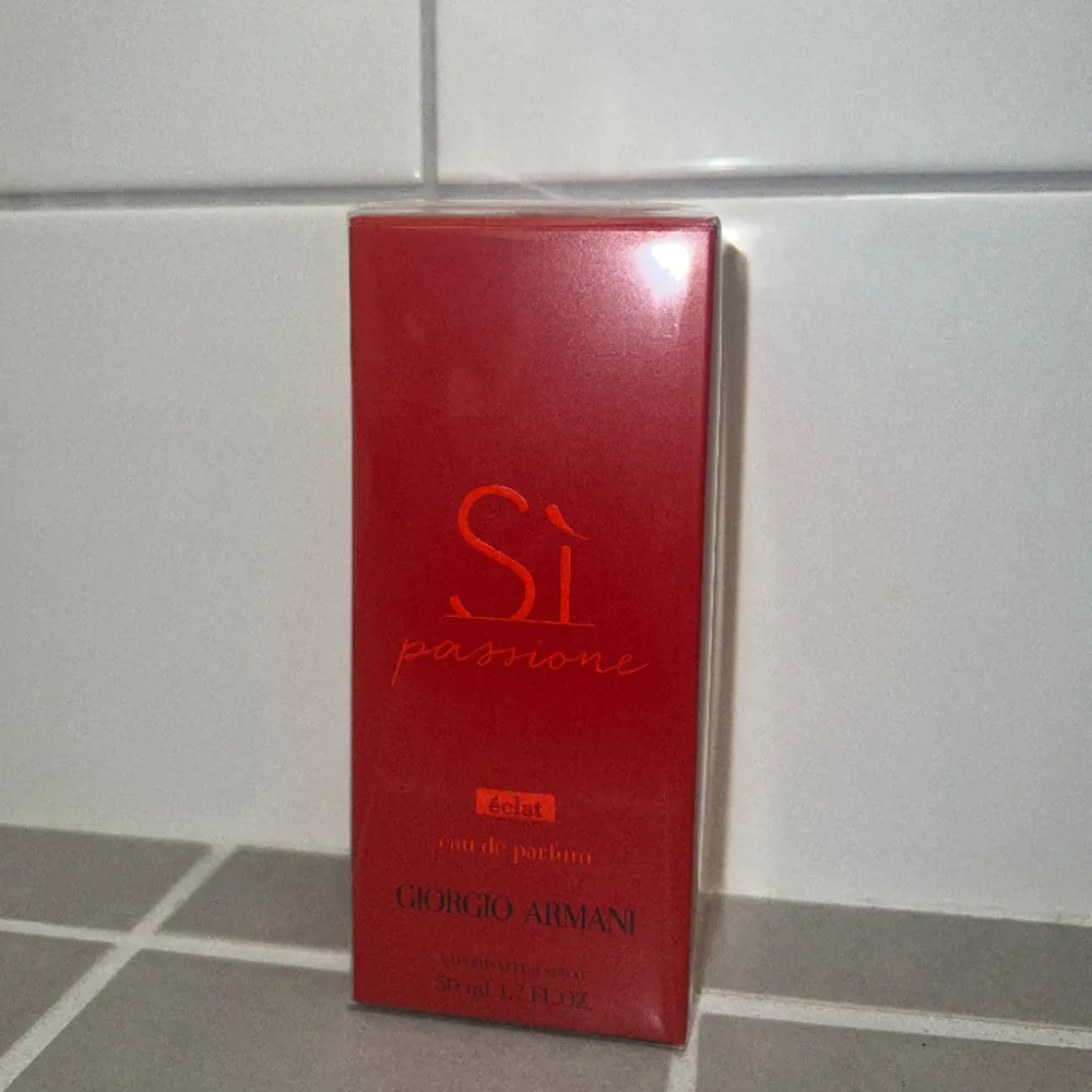 Säljer denna parfym från Armani  (Sì Passione Éclat EdP 50 ml). Aldrig använd och oöppnad förpackning.  Säljer för 600kr. Ordinarie pris 1250kr . Övrigt.