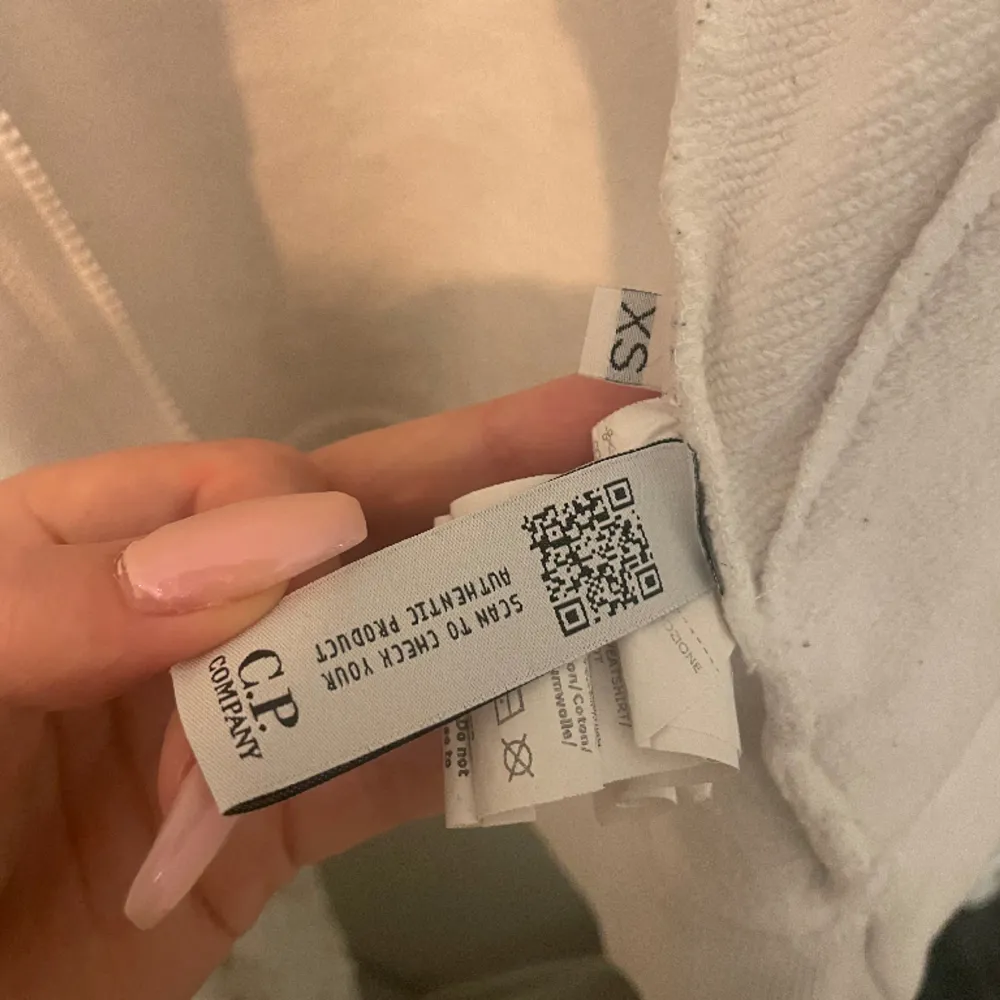 Säljer denna Cp company zip hoodie i fint skick har köpt på plick så har inte kvitto men qr koden funkar att scanna har tag ja kan skicka med. Hoodies.