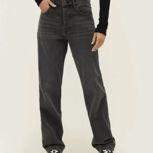 Gråa Jeans Stradivarius - Säljer mina superfina gråa/svarta jeans som jag inte längre använder, dem har ingen defekter och sitter superfint! Passar till allt och har en jättefin tvätt, De är bara att kontakta om ni har några frågor 😊