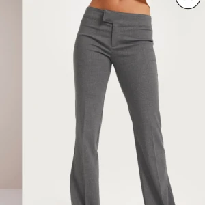 Low waist kostymbyxor  - Fina low waist kostymbyxor. Som endast är använda ett fåtal gånger💞