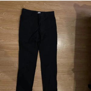 kostym byxor - säkjer dem då jag inte använder löngre och köpt nya. riktigt fina och sitter skönt. inga defekter eller så. priset är inte hugget i sten. nypris 2000