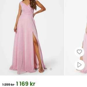 Bubbleroom klänning - Säljer min klänning från Bubbleroom som jag haft på mig en gång på ett bröllop och säljer för att jag inte har användning för den längre och för att den är en storlek för stor för mig. Frakt ingår🩷👀