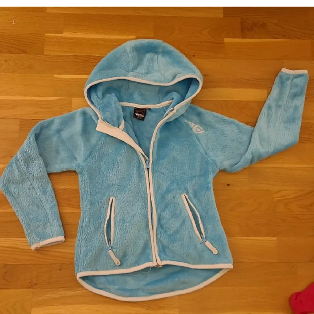 Supermjuk, fluffig zip up hoodie från KappAhl, Woxo. Storlek 128. Köparen står för frakten 💕. Hoodies.