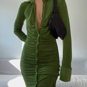 Grön tight partyklänning  - Använd Max 3 gånger, riktigt mysig känning med långa armar! Köpt för 500