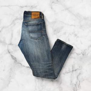 Säljer ett par stiliga Ralph Lauren jeans! Byxan har en väldigt snygg tvätt och skicket är 8,5/10. Storleken är W33/L32. Kontakta vid fler frågor eller funderingar 🤝