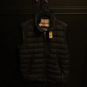 Parajumpers väst - Säljer min parajumpers väst då jag inte kände att jag ville ha den längre. Storlek small (s) passar mig perfekt som är 180cm lång.