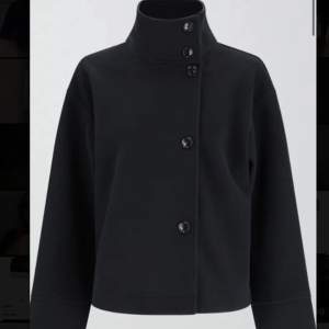 Säljer min marinblå kappa från Gina tricot då jag redan har den i svart, skriv till mig om du har fler frågor❤️