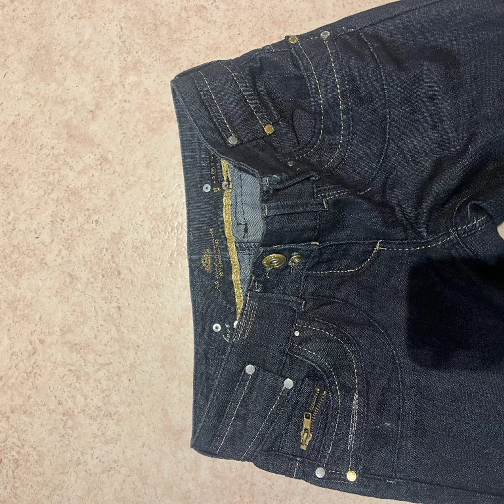 SÅ snygga lågmidjade bootcut jeans som tyvärr inte passar mig. ⭐️Innerbenslängd- 77,5cm ⭐️Midjemått rakt över- 39cm. Jeans & Byxor.