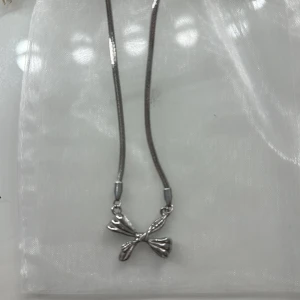 Halsband 💕 - Säljer detta jättesöta halsband från Italien då jag redan har ett likadant🌸💕 super fint och i jätte bra skick. Från och köpt i Italien 🇮🇹💕 original pris: 100 kr