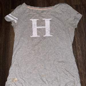 En grå tommy hilfiger t-shirt, använd ett par gånger men inga synliga defekter! Priset kan diskuteras!☺️💕